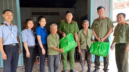 Tiếc thương Đại úy Công an hy sinh trong cuộc chiến chống dịch COVID-19