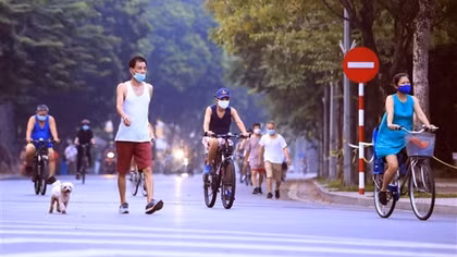 Người dân Hà Nội thản nhiên đạp xe, tập thể dục bất chấp quy định
