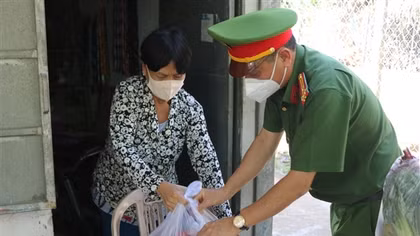 Công an TP Hồ Chí Minh trao hơn 2.000 phần quà hỗ trợ người khó khăn