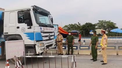 Khởi tố đối tượng cố thủ trong xe nhằm gây ùn tắc để Công an phải "xả chốt"
