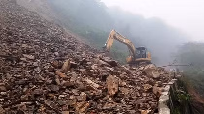 Khắc phục sạt lở, thông đường lên cửa khẩu quốc tế Cầu Treo
