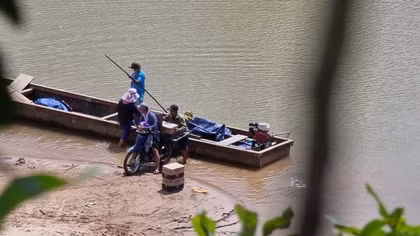 “Nóng” tình trạng hàng lậu vượt sông biên giới Sê Pôn