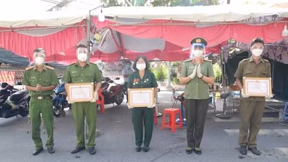 Khen thưởng các cá nhân tham gia đỡ đẻ tại chốt kiểm soát COVID-19