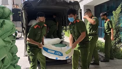 Đoàn thanh niên Công an TP Hà Nội tặng người dân 2000 phần quà