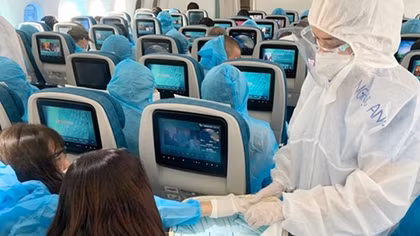 Hai luồng ý kiến trái ngược về giá sàn vé máy bay