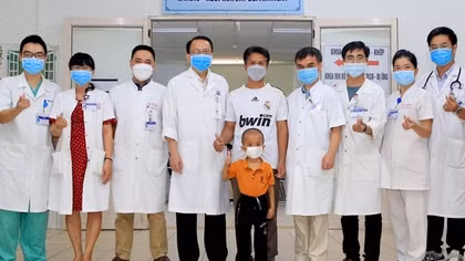 Cứu sống cháu bé 5 tuổi nguy kịch vì ong vò vẽ đốt 50 vết