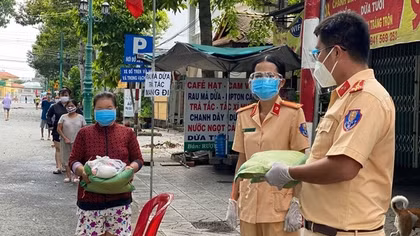 Xây dựng hình ảnh CSGT nhân văn, giúp đỡ người dân giữa dịch bệnh