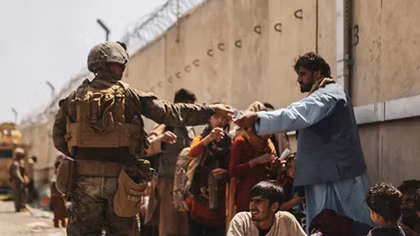 Taliban ra "tối hậu thư" với Mỹ, ngăn người dân Afghanistan rời khỏi đất nước