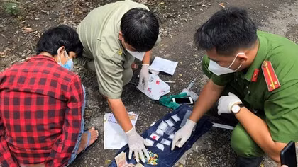 Xóa sổ "chợ" ma túy trong nghĩa trang