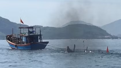 Va chạm tàu cá với tàu hàng, 2 ngư dân mất tích trên biển
