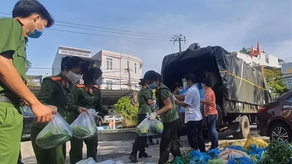 Công an hỗ trợ cung ứng thực phẩm cho người dân Đà Nẵng tại các khu phong tỏa