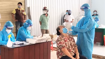 Tăng ca mắc COVID-19, Bình Dương tiêm vaccine cho trẻ em vào cuối tháng 10