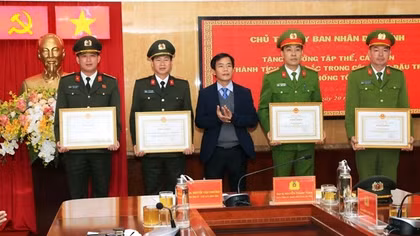 Khen thưởng Ban chuyên án phá đường dây làm giả hơn 20.000 tài liệu
