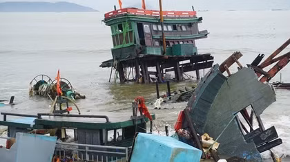 Sóng lớn quật vỡ nhiều tàu cá của ngư dân