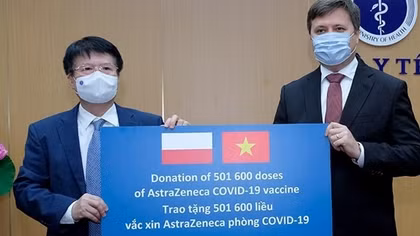 Đại sứ Ba Lan bàn giao cho Bộ Y tế hơn 500.000 liều vaccine AstraZeneca