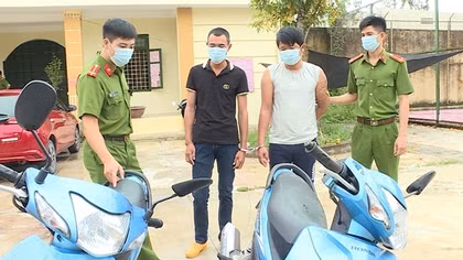 Khởi tố hai đối tượng cướp xe mô tô