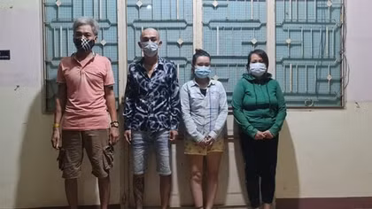 Bất chấp giãn cách, 2 cặp nam nữ thuê phòng trọ để "đập đá"