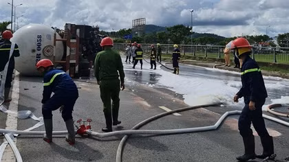 Giải cứu xe bồn chở gas bị lật tại cầu vượt Hòa Cầm