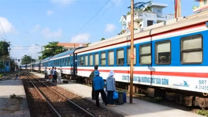Ngành đường sắt hỗ trợ đưa công nhân khó khăn về quê ăn Tết