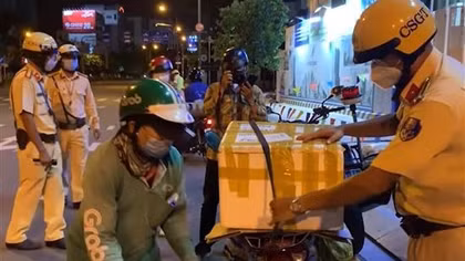 Những câu chuyện cảm động về người “chiến sĩ áo vàng”