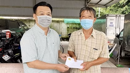 Vợ chồng bị bắt theo lệnh truy nã, Công an hỗ trợ ông ngoại nuôi 2 cháu