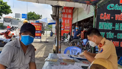 Giấu 6 F0 khỏi bệnh trong thùng xe tải luồng xanh "thông chốt" kiểm soát