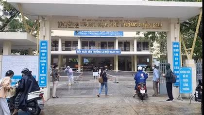 Một giáo viên mắc COVID-19 hơn 160 học sinh phải ở nhà học trực tuyến