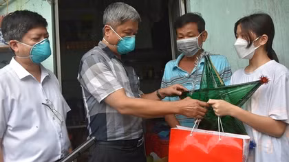 Mang trung thu đến với các em nhỏ có người thân mất vì COVID-19