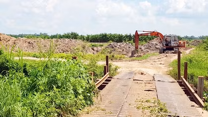 Lại “nóng” tình trạng khai thác đất mặt trái phép ở Tây Nam Bộ