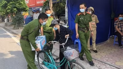 Bà cụ đạp xe chở nước ủng hộ cán bộ, chiến sỹ ở chốt kiểm soát phòng, chống dịch