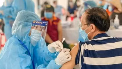 Có nên cho người tiêm đủ 2 mũi vaccine đi lại trong thời gian giãn cách?