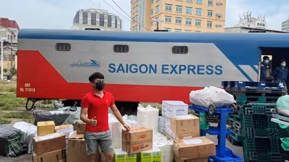 Đường sắt Việt Nam tiếp tục vận chuyển miễn phí thiết bị y tế vào Nam