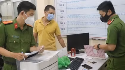 Bắt tạm giam cán bộ phường "thu phí" người ngoài vào tiêm vaccine