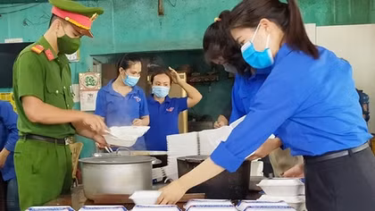 Công an phối hợp nấu cơm hỗ trợ người dân cách ly