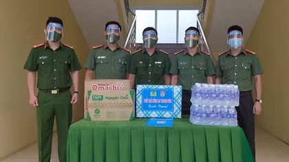 Tranh thủ ngày nghỉ làm kính chắn giọt bắn tặng tuyến đầu chống dịch