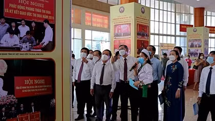 Trưng bày hiện vật và triển lãm ảnh về thành tựu 30 năm tái lập tỉnh Hòa Bình