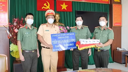 Trung úy Công an bị F0 tặng máy đo nồng độ ôxy trong máu cho đồng đội
