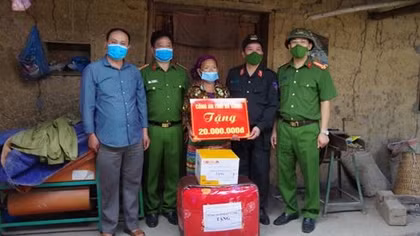 Trao tiền hỗ trợ hộ nghèo xóa nhà tạm tại huyện Mèo Vạc