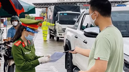 Những “bóng hồng” Công an tỉnh Hà Nam tuyến đầu chống dịch