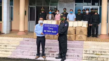 Trung đoàn Cảnh sát cơ động Nam Trung bộ hỗ trợ 6 tấn gạo đến người dân khó khăn