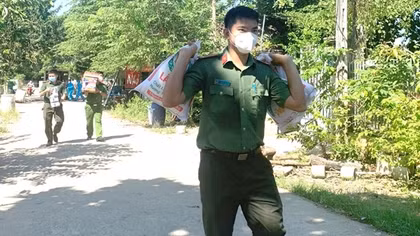 Công an huyện tích cực hỗ trợ người dân khu phong tỏa do COVID-19