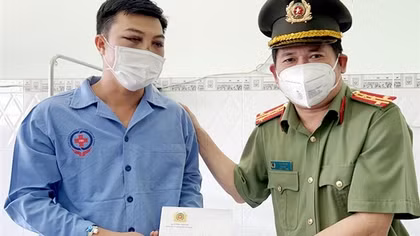Thăm, động viên CBCS bị thương khi làm nhiệm vụ