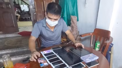 Người thầy sửa điện thoại cũ tặng học trò nghèo