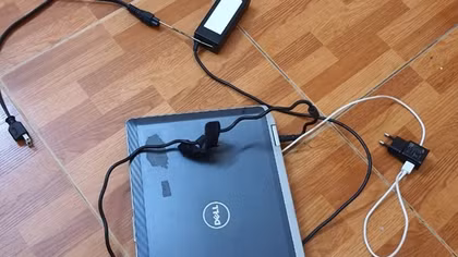 Cháu bé tử vong do lấy dụng cụ ngoáy tai cắm vào lỗ dây sạc laptop