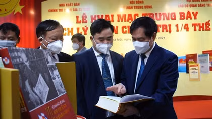 Khai mạc trưng bày “Sách lý luận chính trị 1/4 thế kỷ”