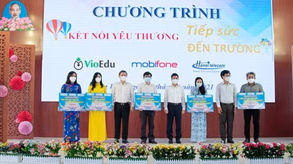 MobiFone trao 100 phần quà hỗ trợ học trực tuyến tới học sinh có hoàn cảnh khó khăn