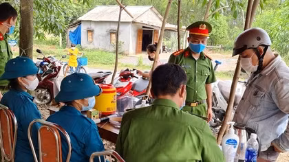 Căng mình kiểm soát người qua lại vùng giáp ranh và người về sau cách ly tập trung