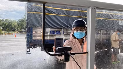 Dùng “mắt thần” quét mã QR tại chốt kiểm dịch