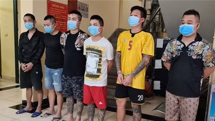 Chế “bom bẩn” ném vào nhà con nợ