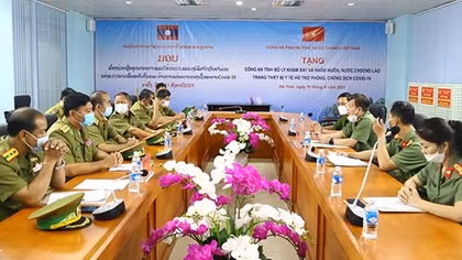 Công an tỉnh Hà Tĩnh tặng trang thiết bị y tế cho Công an tỉnh Bô Ly Khăm Xay và Khăm Muộn
